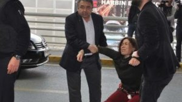 Uçaktan indirildi sinir krizi geçirdi !
