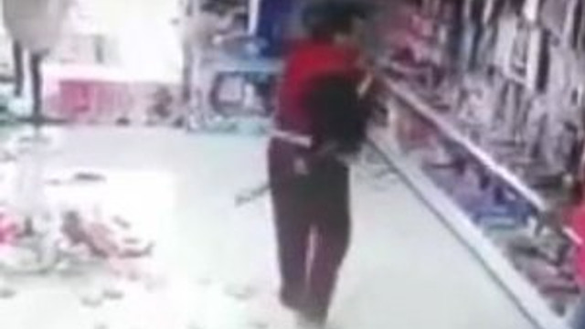 Eli sopalı kadınlar işyeri bastı !