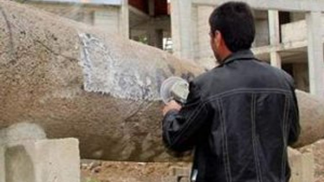 Tarihi taşı makineyle kazıdılar !