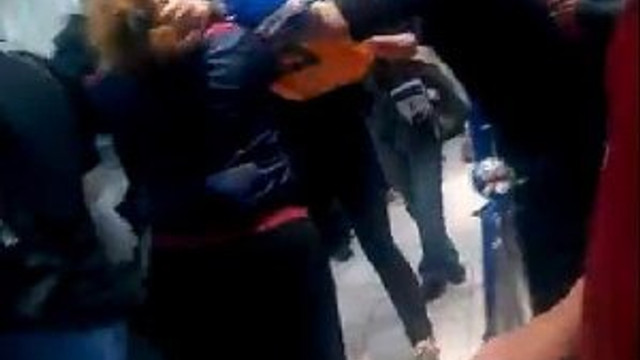 Mağazada kadınlar birbirine girdi !