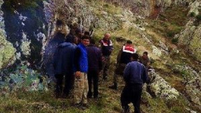 O IŞİD'cilerin silah ve telsizleri bulundu