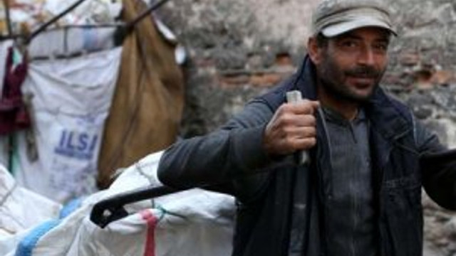 5 dil bilen kağıt toplayıcısına iş teklifi yağıyor