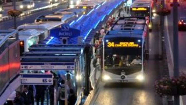 Polise metrobüs çarptı !
