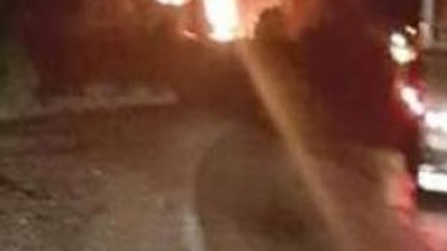 PKK yol kesip, araçları ateşe verdiler !
