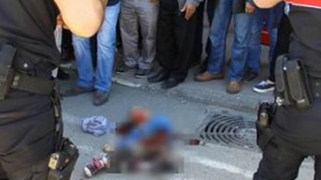 Minibüsün altında kaldı