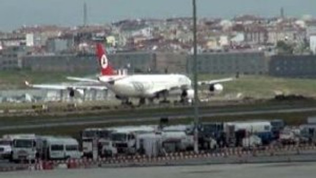 Atatürk Havalimanı'ndan uçaklar peş peşe zorunlu iniş yaptı