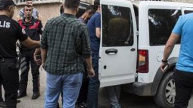 Araçtan el bombası ve tüfek yakalandı