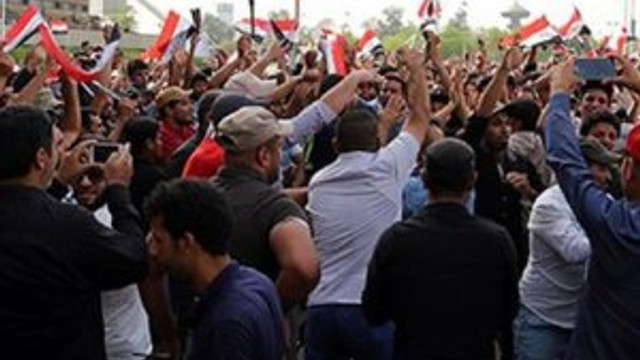 Irak'ta göstericiler parlamento binasını bastı
