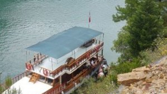 Turistleri taşıyan cip göle düştü: 6 yaralı 4 kayıp