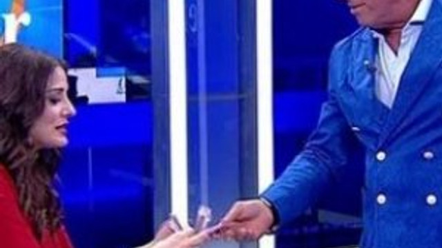 Ali Ağaoğlu'nun parasını sayan sunucu işinden oldu