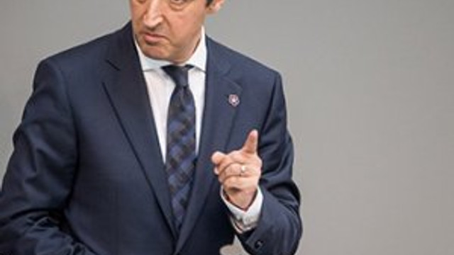 Türk vekil Ermeni rozetiyle konuştu !