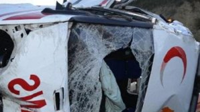 Ambulans takla attı: Ölü ve yaralılar var...