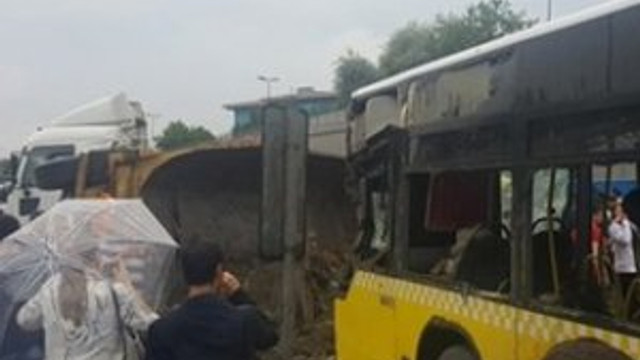 METROBÜS YOLUNDA FECİ KAZA ! SEFERLER DURDU !