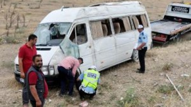 Gaziantep'te midibüs devrildi ! Çok sayıda yaralı var...