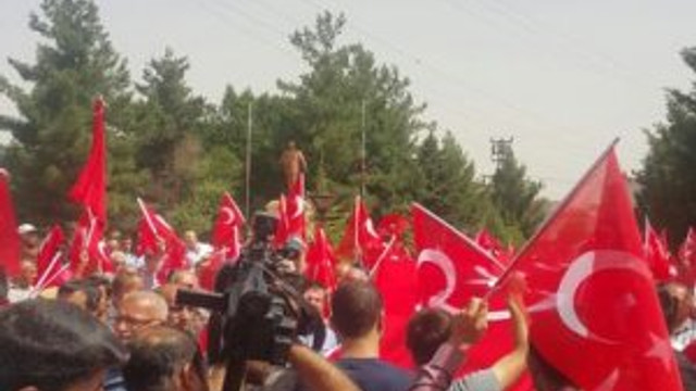 Midyat'ta halk Türk bayraklarıyla sokağa döküldü