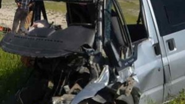 Öğrenci servisi TIRla çarpıştı: 3 ölü 7 yaralı