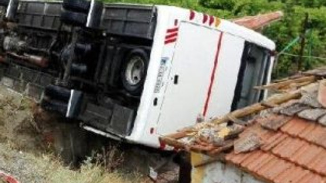 Öğrenci servisi devrildi: Çok sayıda yaralı var !