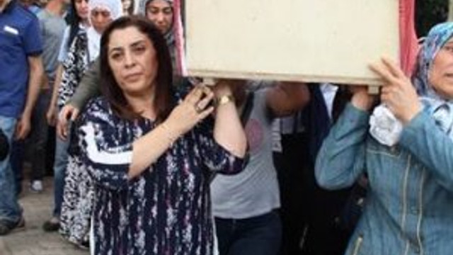 HDP'li başkan terörist cenazesini omuzladı