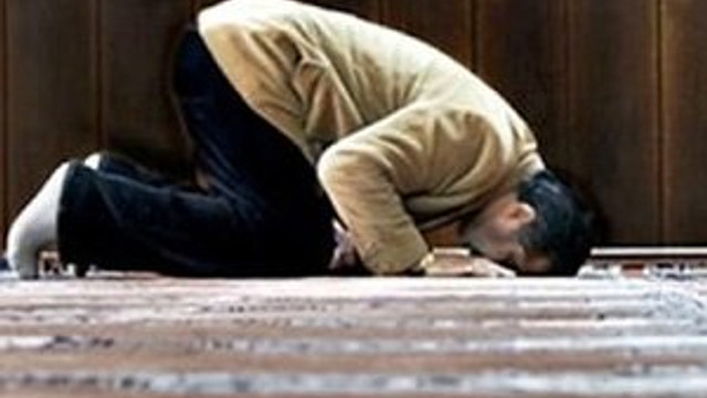 Namaz kılarken kendini vurdu !