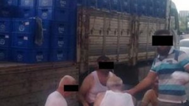 İzmir'de TIR'dan yüzlerce kasa bira çaldılar !