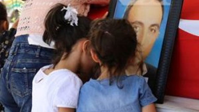 Hayatını kaybeden babaya kızlarından son öpücük !