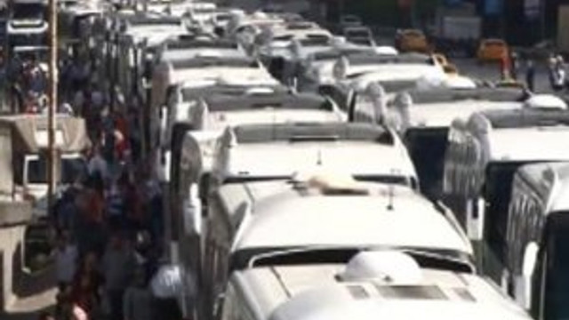İstanbul'da tatil dönüşü yollar kitlendi !
