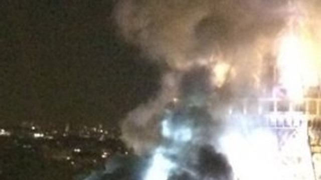 Eyfel Kulesi'nden dumanlar yükseldi