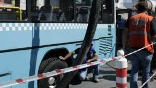 İstanbul'da inşaat yakınında yol çöktü
