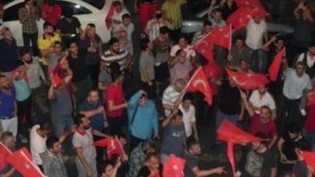 AK Partililer sokağa döküldü
