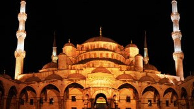 Tüm Türkiye'de camilerden sela ve ezan sesleri yükseliyor !