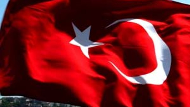 Ünlülerden 'darbe' mesajları