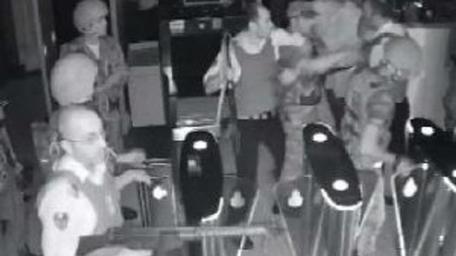 Silahlarını turnikede bırakarak geçti