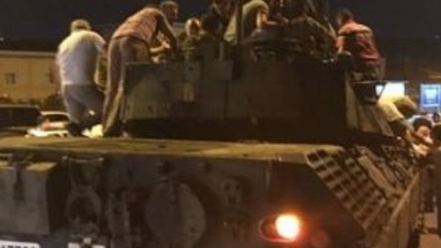 HAVALİMANINDA ÇATIŞMA ! ASKERLER ATEŞ AÇTI