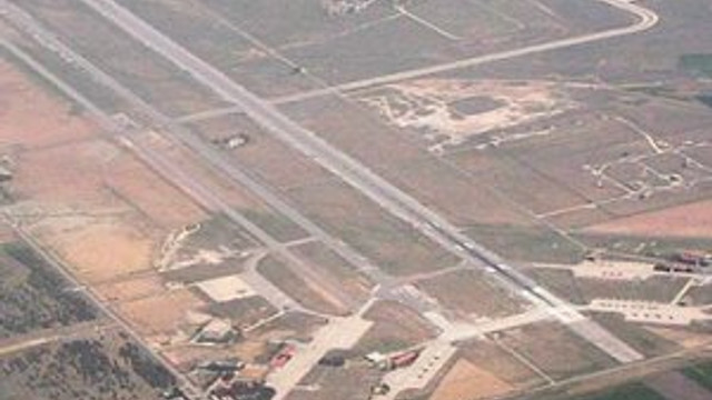 F-16'lar kalkmasın diye piste yatmışlar !