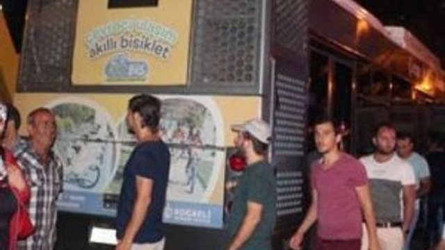 Binbaşı kendini hücum bota kilitledi, eşi ikna etti