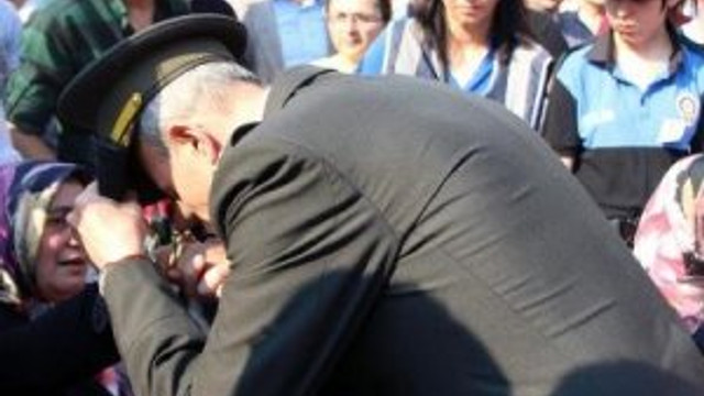 Şehit annesinin elini öpen Albay darbeden tutuklandı