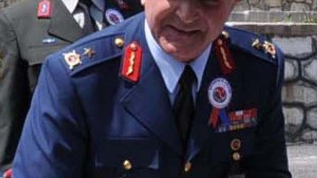 Darbecilerin emrini yırtan general görevden alındı !