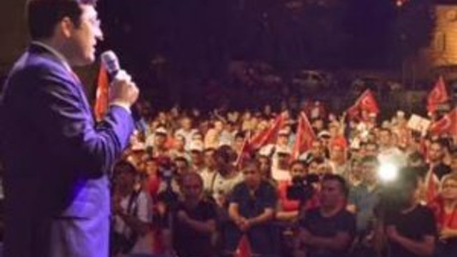 Meşaleli yürüyüşte on binler tek bir ağızdan demokrasi diye haykırdı…