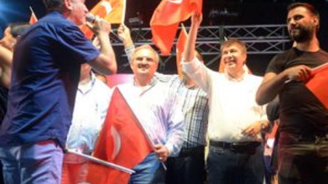 Demokrasi nöbeti, şölen oldu