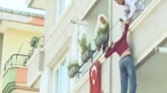 Baba çocuğunu bıçakla rehin aldı