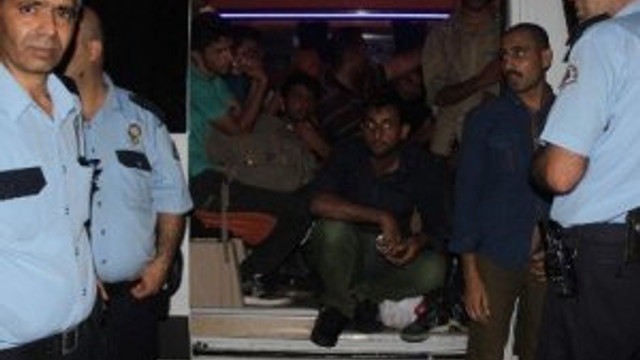 Bayrak çekilmiş araçta yakalandılar