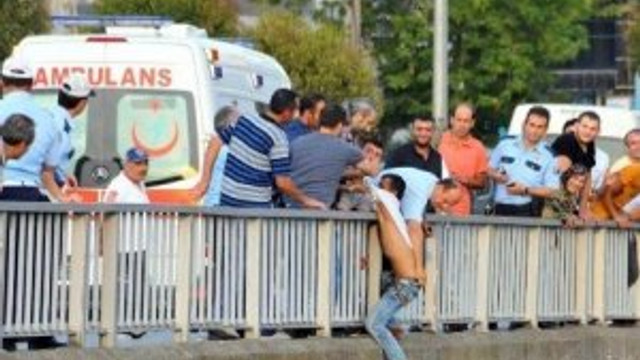 İntihar girişimini umursamadan balık tuttular!
