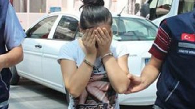 Öldürdüğü ev arkadaşının fotoğrafını çekmiş