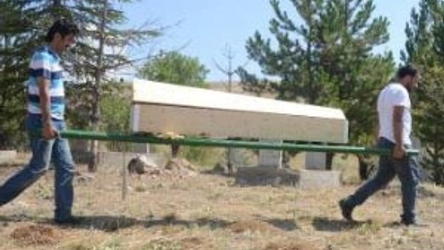Gözaltında ölen öğretmen böyle defnedildi