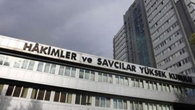 Yüzlerce hakim ve savcı görevden alındı