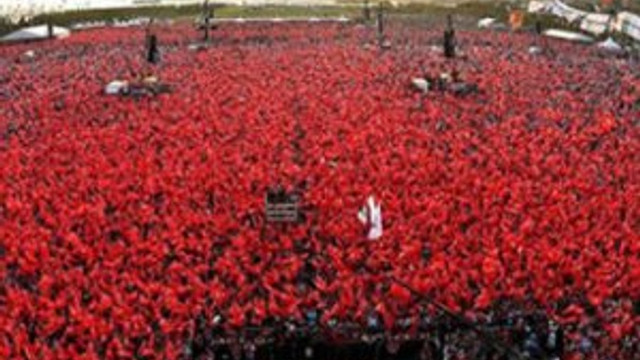 100 milyon TL'lik bayrak satıldı