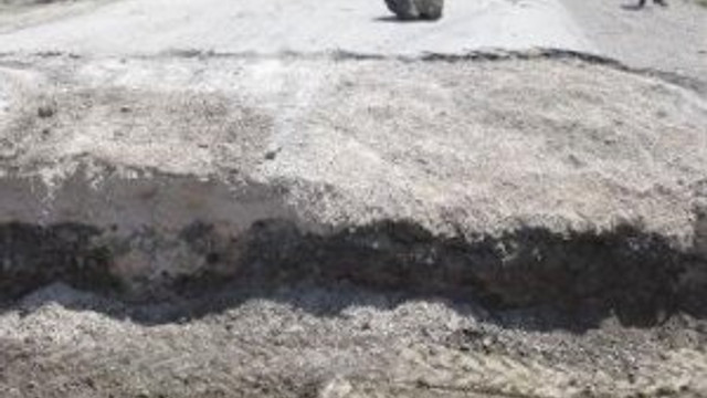 Yolu hendek kazarak kapattılar !