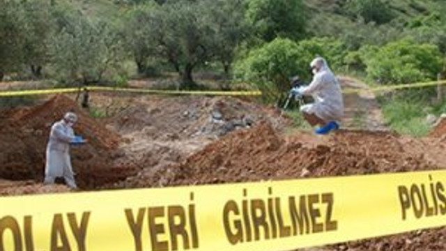Üniversiteli kız bebeğini babasının mezarına gömdü !