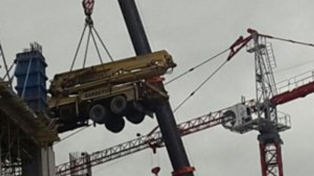 Beton mikserini üçüncü kata çıkardılar !