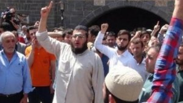 Diyarbakır'da cuma namazında linç girişimi